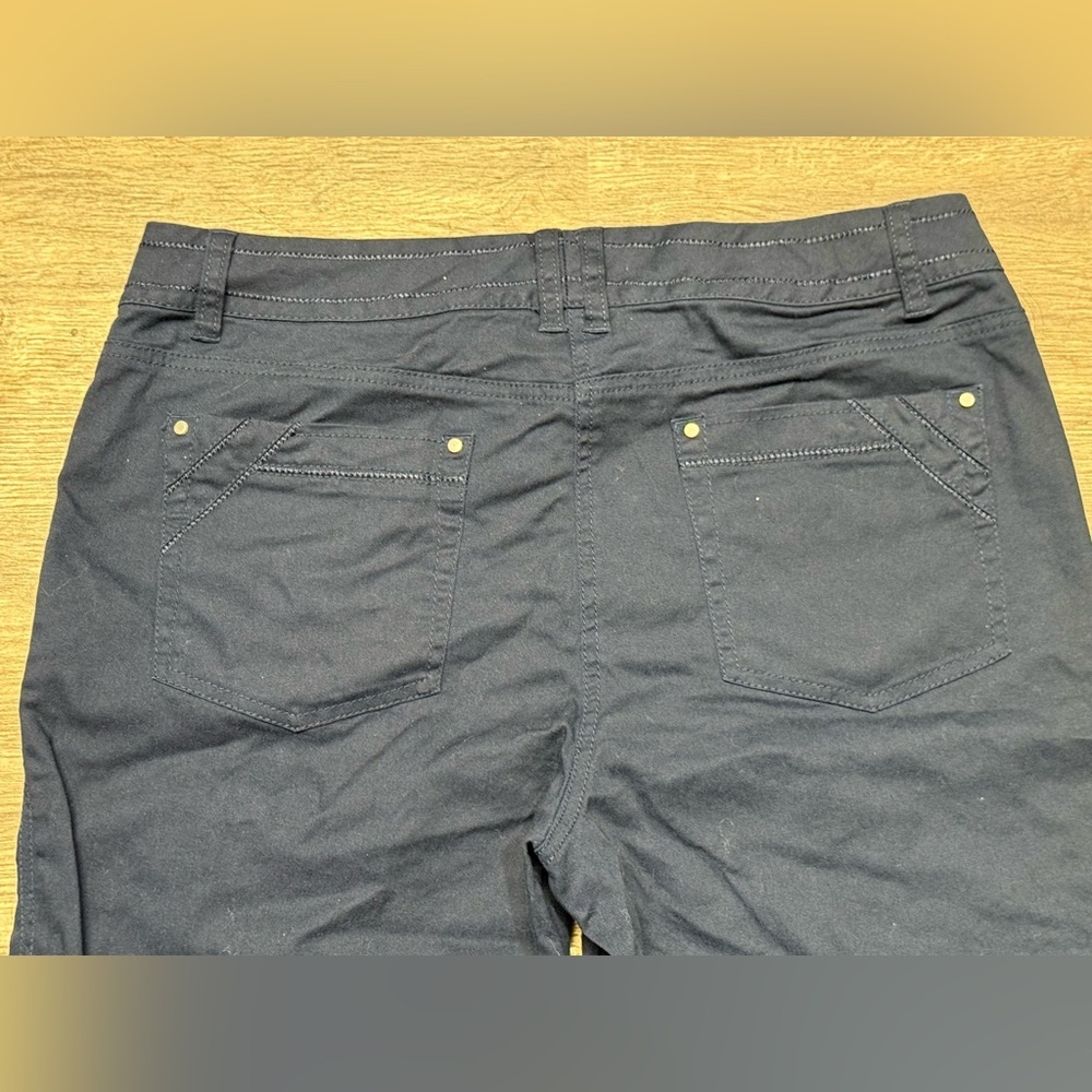 Dressbarn Women's Navy Bermudas - Picture 5 of 7